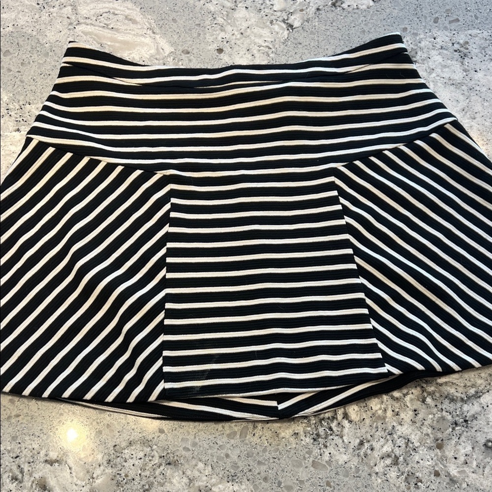 Candie's Black and White Striped Mini Skirt 7 - Picture 6 of 6